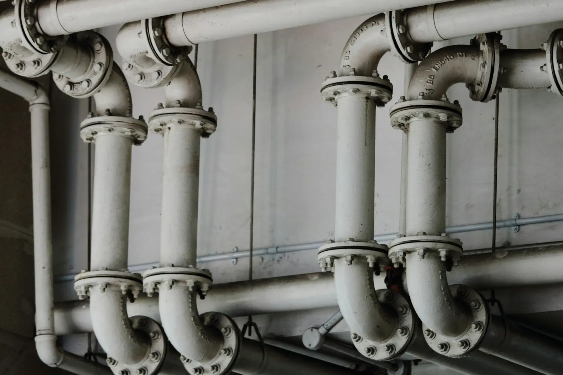 Stalen leidingen langs een wand